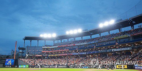 프로야구, 국내 최초 1천200만 관중 돌파(대전=연합뉴스) 신현우 기자 = 27일 대전 한화생명볼파크에서 열린 프로야구 2025 신한 SOL 뱅크 KBO리그 LG 트윈스와 한화 이글스의 경기에서 야구팬들이 응원전을 펼치고 있다.     이날 한국야구위원회(KBO)는 2025 신한 SOL 뱅크 KBO리그 SSG 랜더스-두산 베어스(잠실), LG 트윈스-한화 이글스(대전), NC 다이노스-KIA 타이거즈(광주) 경기에 총 5만5천695명의 관중이 입장했다고 발표했다. 이로써 올 시즌 누적 관중 1천201만9천267명(평균 1만7천097명)을 기록해 프로야구 출범 44년 만에 최초로 시즌 관중 1천200만명을 넘어섰다. 2025.9.27 nowwego@yna.co.kr