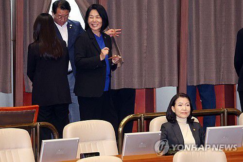 과방위원장과 방통위원장의 상반된 표정(서울=연합뉴스) 김주성 기자 = 더불어민주당 소속 최민희 국회 과학기술정보방송통신위원장이 27일 서울 여의도 국회에서 열린 본회의에서 방송미디어통신위원회의 설치 및 운영에 관한 법률안에 대한 무제한토론 종결 동의의 건에 대한 투표를 하고 나와 활짝 웃고 있다.      무제한토론을 내내 굳은 표정으로 지켜보던 이진숙 방송통신위원장의 표정과 대조적이다. 2025.9.27 utzza@yna.co.kr