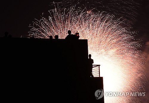 여의도 밤 수놓은 형형색색의 불꽃(서울=연합뉴스) 이동해 기자 = 27일 오후 서울 여의도 한강공원에서 열린 '2025 서울세계불꽃축제'에서 화려한 불꽃이 밤하늘을 수놓고 있다. 2025.9.27 eastsea@yna.co.kr