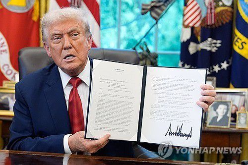 '정치폭력 선동 단체 대응 지시' 대통령 각서에 서명한 트럼프[AP=연합뉴스 자료사진]