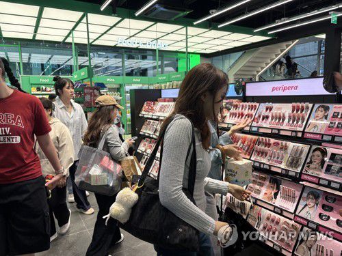 홍대 앞 올리브영을 찾은 중국인 관광객들[촬영 최혜정]