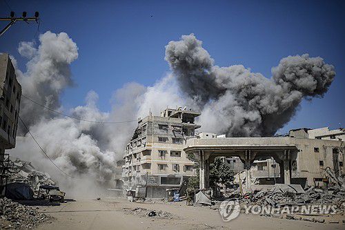 27일(현지시간) 이스라엘군의 공습이 계속되는 가자시티[EPA 연합뉴스]