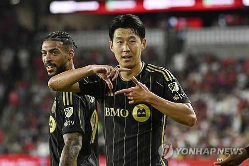 부앙가 앞에서 '찰칵 세리머니'를 펼치는 손흥민[Joe Puetz-Imagn Images=연합뉴스]