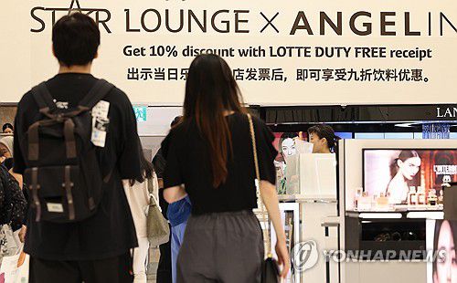 중국 단체관광객, 29일부터 무비자 한국 입국(서울=연합뉴스) 이진욱 기자 = 3인 이상 중국인 단체관광객은 오는 29일부터 무비자로 최대 15일 동안 대한민국 전역을 여행할 수 있다. 법무부·문화체육관광부·외교부·국무조정실은 7일 부처 합동으로 이 같은 내용의 '중국 단체관광객 한시 비자 면제 시행 계획'을 발표했다. 사진은 이날 서울 중구 롯데면세점 모습. 2025.9.7 cityboy@yna.co.kr