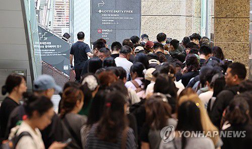 롯데면세점, 보따리상 거래 재개(서울=연합뉴스) 이진욱 기자 = 지난 1월 다이궁(중국인 보따리상)과의 거래 중단을 선언한 롯데면세점이 최근 보따리상 거래를 재개한 것으로 확인됐다. 특히 오는 29일부터 중국 단체관광객 무비자 입국이 시행되면 면세업계가 반등의 발판을 마련할 수 있어 이런 경쟁구조는 불가피할 것으로 관측된다. 사진은 23일 서울 중구 롯데면세점 명동점에서 중국인들이 입장을 위해 대기해 있는 모습. 2025.9.23 cityboy@yna.co.kr