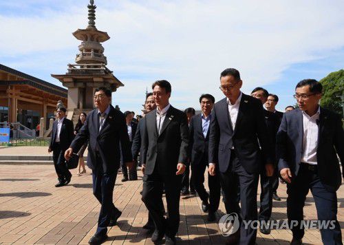 APEC 경제인 행사장 점검 나선 김민석 국무총리(경주=연합뉴스) 이정훈 기자 = 김민석 국무총리가 26일 경주 국립경주박물관에 조성 중인 APEC 정상회의 경제인 행사장을 찾아 둘러보고 있다. 2025.9.26 uwg806@yna.co.kr
