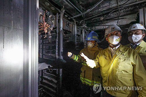 국가정보자원관리원 화재 현장 살펴보는 김민석 총리(대전=연합뉴스) 김민석 국무총리가 지난 27일 밤 대전 유성구 국가정보자원관리원 화재 현장을 살펴보고 있다. 2025.9.27 [총리실 사진 제공. 재판매 및 DB 금지] scoop@yna.co.kr