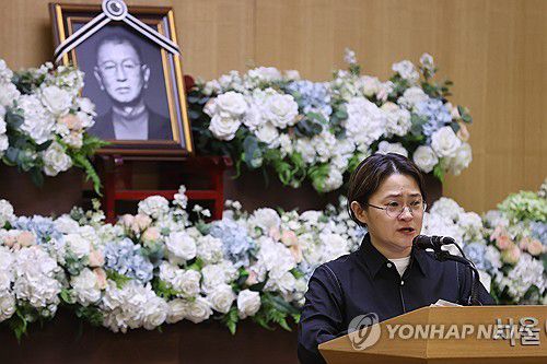 추도사 낭독하는 김신영(서울=연합뉴스) 강민지 기자 = 28일 서울 송파구 서울아산병원 장례식장에서 엄수된 개그맨 전유성의 영결식에서 후배 코미디언 김신영이 추도사를 낭독하고 있다. 2025.9.28 mjkang@yna.co.kr