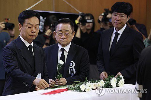 동료 추모속에 전유성 영결식(서울=연합뉴스) 강민지 기자 = 28일 서울 송파구 서울아산병원 장례식장에서 엄수된 개그맨 전유성의 영결식에서 코미디언 김학래, 이홍렬, 표인봉이 헌화하고 있다. 2025.9.28 mjkang@yna.co.kr