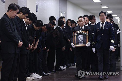 고 전유성 마지막 가는 길(서울=연합뉴스) 강민지 기자 = 28일 서울 영등포구 여의도 KBS 신관 '개그콘서트' 녹화 스튜디오에서 개그맨 전유성 노제가 엄수되고 있다. 2025.9.28 mjkang@yna.co.kr