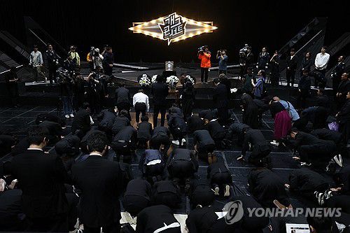 고 전유성 추모하는 동료들(서울=연합뉴스) 강민지 기자 = 28일 서울 영등포구 여의도 KBS 신관 '개그콘서트' 녹화 스튜디오에서 개그맨 전유성 노제가 엄수되고 있다. 2025.9.28 mjkang@yna.co.kr