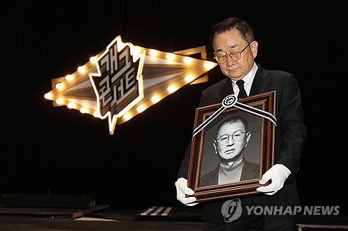 개그맨 전유성 마지막 무대(서울=연합뉴스) 강민지 기자 = 개그맨  이홍렬이 28일 서울 영등포구 여의도 KBS 신관 '개그콘서트' 녹화 스튜디오에서 엄수된 개그맨 전유성 노제에서 영정을 운구하고 있다. 2025.9.28 mjkang@yna.co.kr