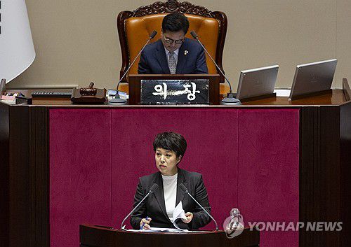 국회 증언·감정법 무제한 토론 시작하는 국민의힘 김은혜 의원(서울=연합뉴스) 황광모 기자 = 28일 국회 본회의에 '국회에서의 증언·감정 등에 관한 법률 일부개정법률안에 대한 수정안'이 상정된 뒤, 국민의힘 김은혜 의원이 이 법안에 대한 필리버스터(무제한 토론)을 시작하고 있다. 2025.9.28