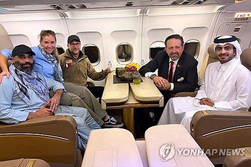 아프간 탈레반이 석방한 미국인(사진 왼쪽)[카타르 외무부 제공 AFP=연합뉴스. 재판매 및 DB 금지]