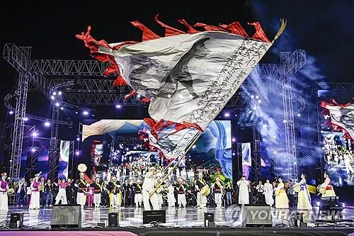 2025 원주 댄싱카니발 성료     (원주=연합뉴스) 강원 원주문화재단은 지역 대표 축제인 2025 원주 댄싱카니발이 사흘간 30여만명의 방문객을 기록하며 28일 성료했다고 밝혔다.     사진은 원주시 명륜동 댄싱공연장에서 지난 26일 열린 개막 무대. 2025.9.28 [원주문화재단 제공. 재판매 및 DB 금지]     yangdoo@yna.co.kr (끝)