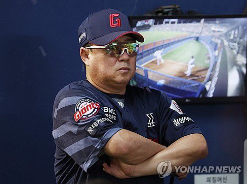 생각에 잠긴 김태형 감독(서울=연합뉴스) 임화영 기자 = 21일 서울 잠실야구장에서 열린 프로야구 롯데 자이언츠와 LG 트윈스의 경기에서 롯데 김태형 감독이 생각에 잠겨 있다. 2025.8.21 hwayoung7@yna.co.kr