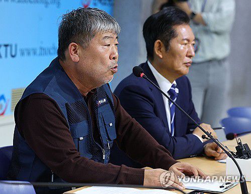 발언하는 김동명 한국노총 위원장(서울=연합뉴스) 한종찬 기자 = 김동명 한국노총 위원장이 29일 서울 여의도 한국노총에서 열린 한국노총-더불어민주당 2025년도 제1차 고위급정책협의회에서 발언하고 있다. 오른쪽은 더불어민주당 정청래 대표. 2025.9.29 saba@yna.co.kr