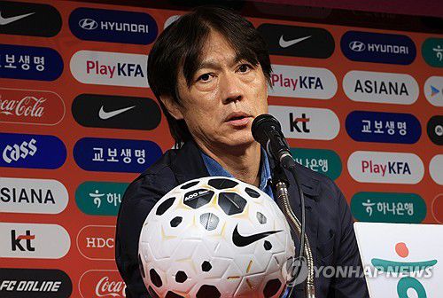질문에 답하는 홍명보 축구대표팀 감독(서울=연합뉴스) 최재구 기자 = 홍명보 축구 국가대표팀 감독이 29일 서울 종로구 축구회관에서 축구국가대표팀 친선경기 10월 소집명단을 발표하고 기자의 질문에 답하고 있다.  2025.9.29 jjaeck9@yna.co.kr