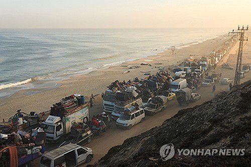 가자 북부를 떠나 피란중인 팔레스타인 주민들[로이터=연합뉴스 자료사진. 재판매 및 DB금지]