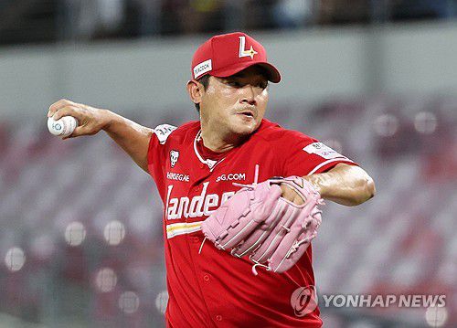 투구하는 노경은(광주=연합뉴스) 조남수 기자 = 2일 광주기아챔피언스필드에서 열린 프로야구 SSG 랜더스와 KIA 타이거즈의 경기. SSG 노경은이 7회에 투구하고 있다. 2025.7.2 iso64@yna.co.kr