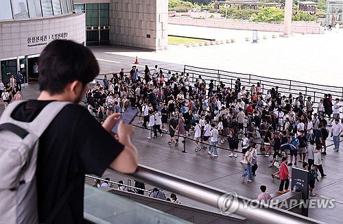 지난달 국립중앙박물관 관람객 70만명 육박(서울=연합뉴스) 윤동진 기자 = 1일 서울 국립중앙박물관을 찾은 시민들이 입장을 위해 줄을 서 있다. 이날 국립중앙박물관에 따르면 올해 7월 1일부터 30일까지 국립중앙박물관을 찾은 관람객 수는 총 69만4천552명이다. 지난해 같은 기간 관람객(33만8천868명)의 배를 넘는 수치다. 2025.8.1 mon@yna.co.kr
