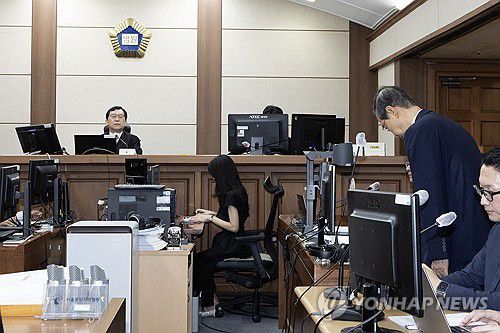 공판 출석한 한덕수 전 국무총리(서울=연합뉴스) 한덕수 전 국무총리가 30일 서울 서초구 서울중앙지법에서 열린 내란 우두머리 방조 혐의 첫 공판에 출석하고 있다. 2025.9.30 [사진공동취재단] photo@yna.co.kr