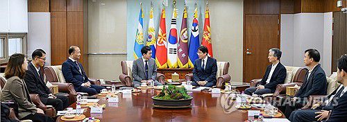 안규백 장관, 민관군 합동 특별자문위원회 접견(서울=연합뉴스) 안규백 국방부 장관이 30일 서울 용산구 국방부 청사에서 열린 '내란극복·미래국방 설계를 위한 민관군 합동 특별자문위원회' 첫 회의에서 위원단을 접견하고 있다. 2025.9.30 [국방부 제공. 재판매 및 DB 금지] photo@yna.co.kr