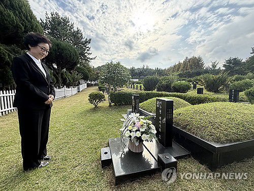 이시바 총리가 놓고 간 꽃 바라보는 의인 이수현씨 모친(부산=연합뉴스) 손형주 기자 = 한일 우호의 상징인 의인 이수현씨 모친인 신윤찬 SLH 아시아장학회 명예회장이 30일 오후 부산 영락공원 이수현씨 묘에서 이시바 시게루 일본 총리가 놓고 간 꽃을 바라보고 있다. 이날 이시바 총리는 현직 총리 중 처음으로 이수현씨 묘를 참배했다. 2025.9.30 handbrother@yna.co.kr
