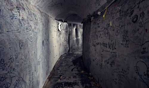 땅굴 모형(텔아비브=연합뉴스) 김동호 특파원 = 9월 30일(현지시간) 텔아비브미술관 앞 '인질 광장'에 가자지구의 하마스 땅굴을 본뜬 모형이 설치돼 있다. 2025.10.1 photo@yna.co.kr