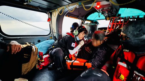 헬기로 이송되는 응급환자[동해지방해양경찰청 제공. 재판매 및 DB 금지]