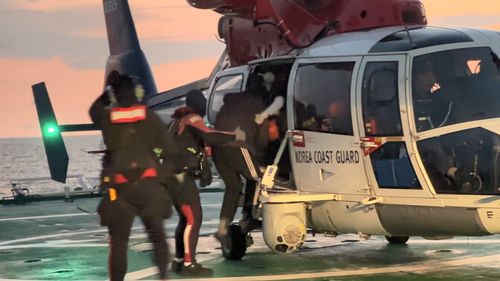 헬기로 이송되는 응급환자[동해지방해양경찰청 제공. 재판매 및 DB 금지]