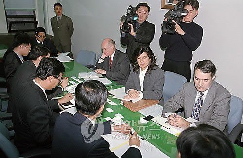1997년 11월 국제통화기금(IMF) 관계자들이 금융지원 자료를 검토하는 모습. [연합뉴스 자료사진]