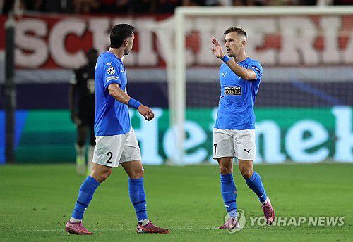 골 넣고 기뻐하는 미슬라브 오르시치(오른쪽)[로이터=연합뉴스]