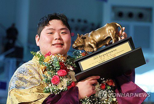 태안설날장사씨름대회서 백두장사 등극한 김민재(서울=연합뉴스) 29일 충청남도 태안군 태안종합실내체육관에서 열린 '위더스제약 2025 태안설날장사씨름대회' 백두장사(140kg이하)에 등극한 김민재(영암군민속씨름단)가 황소트로피를 들고 기념사진을 찍고 있다. 2025.1.29 [대한씨름협회 제공. 재판매 및 DB 금지] photo@yna.co.kr
