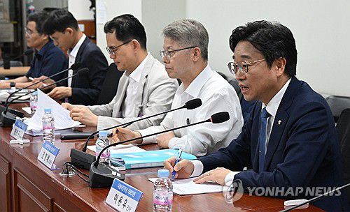 이용우 더불어민주당 의원(오른쪽). [공동취재]