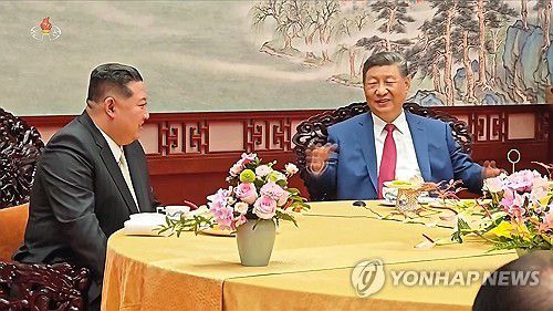 연회 참석한 김정은-시진핑(서울=연합뉴스) 북한 조선중앙TV는 6일 김정은 국무위원장의 지난 2~4일 중국 방문을 담은 기록영화를 방영했다. 사진은 중앙TV가 공개한 김정은 위원장과 시진핑 중국 국가 주석간 북-중 정상회담에 이어 시 주석이 마련한 연회에 참석한 모습.[조선중앙TV 화면] 2025.9.6      [국내에서만 사용가능. 재배포 금지. For Use Only in the Republic of Korea. No Redistribution] nkphoto@yna.co.kr