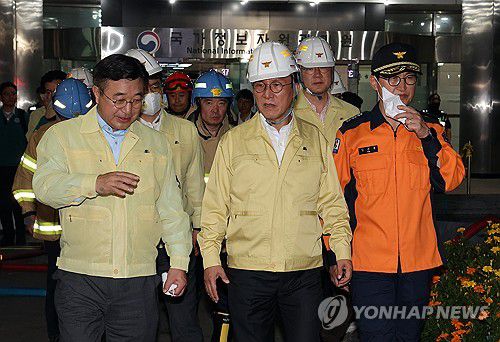 국가정보자원관리원 화재현장 살펴보는 김민석 총리(대전=연합뉴스) 배재만 기자 = 김민석 국무총리가 27일 밤 대전 유성구 국가정보자원관리원을 찾아 윤호중 행정안전부 장관과 함께 화재 현장을 살펴보고 있다. 2025.9.27 scoop@yna.co.kr