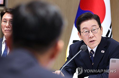 질의하는 이재명 대통령(서울=연합뉴스) 김도훈 기자 = 이재명 대통령이 30일 용산 대통령실에서 열린 제44회 국무회의에서 정성호 법무부 장관에게 질의하고 있다. 2025.9.30 superdoo82@yna.co.kr