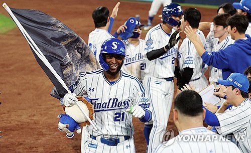 '50홈런 디아즈'(대구=연합뉴스) 김현태 기자 = 30일 대구 삼성라이온즈파크에서 열린 KIA와 삼성의 경기. 1회 말 1사 주자 1, 3루 상황에서 타석에 들어선 삼성 디아즈가 외국인 타자 단일시즌 첫 50번째 홈런이자 3점 홈런을 친 후 동료들의 축하를 받고 있다. 2025.9.30 mtkht@yna.co.kr
