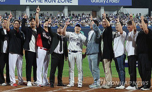 오승환과 82년생들(대구=연합뉴스) 김현태 기자 = 30일 대구 삼성라이온즈파크에서 열린 삼성의 마무리투수 오승환의 은퇴식에서 82년생 프로야구 선수 출신 친구들인 추신수, 김태균, 이대호, 정근우, 김강민 등이 은퇴를 축하하며 마운드에서 오승환의 세리머니를 함께하고 있다. 왼쪽에서 네 번째는 이날 경기 상대인 KIA의 손승락 수석코치. 2025.9.30 mtkht@yna.co.kr