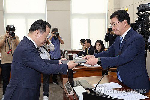 선서문 제출하는 위철환 중앙선거관리위원 후보자(서울=연합뉴스) 박동주 기자 = 위철환 중앙선거관리위원 후보자가 1일 서울 여의도 국회 행정안전위원회 전체회의에서 열린 인사청문회에서 선서문을 제출하고 있다. 2025.10.1 pdj6635@yna.co.kr