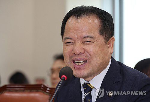 질의에 답하는 위철환 후보자(서울=연합뉴스) 박동주 기자 = 위철환 중앙선거관리위원 후보자가 1일 서울 여의도 국회 행정안전위원회 전체회의에서 열린 인사청문회에서 의원 질의에 답하고 있다. 2025.10.1 pdj6635@yna.co.kr