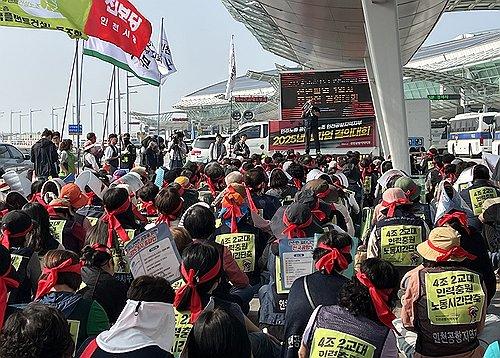 민주노총 공공운수노조 인천공항지역지부, 총파업 사전대회(영종도=연합뉴스) 최윤선 기자 = 1일 추석 연휴를 앞두고 인천공항에서 민주노총 공공운수노조 인천공항지역지부 주최로 총파업 사전대회가 열리고 있다.     첫날인 이날은 환경미화, 교통 관리, 소방, 기계시설 관리, 터미널 운영 직군 인력 등 2천여명이 파업에 참여했다. 2025.10.1 ysc@yna.co.kr