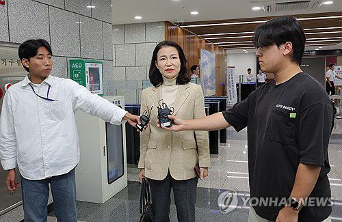 헌법소원 접수 후 발언하는 이진숙 전 방통위원장(서울=연합뉴스) 류영석 기자 = 이진숙 전 방송통신위원장이 1일 서울 종로구 헌법재판소에서 방송미디어통신위원회 설치법에 대한 헌법소원심판 청구서를 제출한 뒤 발언하고 있다. 2025.10.1 ondol@yna.co.kr