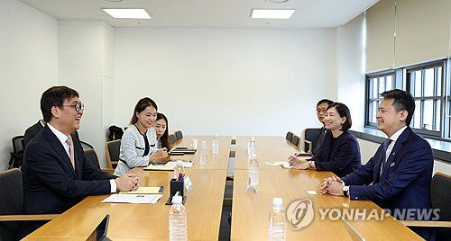 최휘영 장관, 세계지식재산기구 사무총장과 면담(서울=연합뉴스) 최휘영 문화체육관광부 장관이 1일 서울 종로구 국립현대미술관 서울관에서 다렌 탕 세계지식재산기구(WIPO) 사무총장과 면담하고 있다. 2025.10.1 [문화체육관광부 제공. 재판매 및 DB 금지] photo@yna.co.kr
