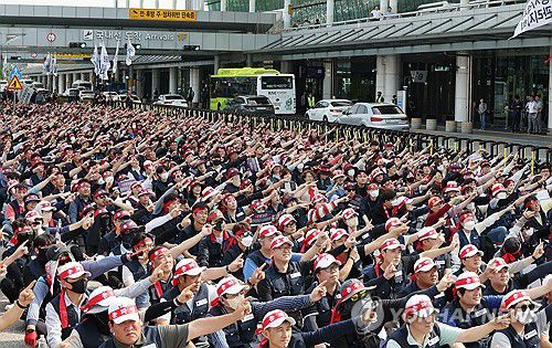 전국공항노동자 총파업 대회(서울=연합뉴스) 이진욱 기자 = 1일 서울 강서구 김포국제공항 국내선 청사 앞에서 열린 전국공항노동자 총파업 대회에서 참석자들이 연속야간노동 근절 위한 교대근무제도 개선 등을 요구하고 있다. 2025.10.1 cityboy@yna.co.kr
