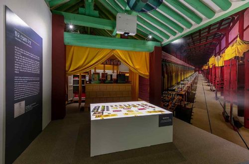 향대청 내 종묘 신실 재현 공간 국가유산청은 지난해 5월 망묘루 인근 향대청 전시관을 개편해 종묘의 의미와 신주가 만들어지는 과정 등을 설명 중이다. 상설 운영되는 공간에서는 실제처럼 구현한 태조 신실 공간도 볼 수 있다. [국가유산청 궁능유적본부 제공. 재판매 및 DB 금지]