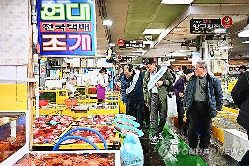 '명절 준비는 전통시장에서'[연합뉴스 자료사진]