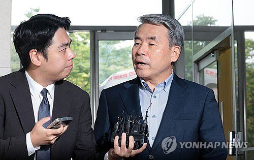 이종섭 전 국방부 장관, 5번째 해병특검 출석(서울=연합뉴스) 김인철 기자 = 이종섭 전 국방부 장관이 30일 피의자 신분으로 조사를 받기 위해 서울 서초구 순직해병특검팀으로 출석하고 있다. 2025.9.30 yatoya@yna.co.kr