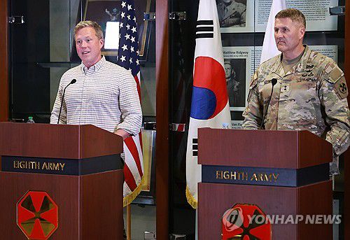 미국 육군장관 방한 미디어 간담회(평택=연합뉴스) 홍해인 기자 = 대니얼 드리스콜 미국 육군장관(왼쪽)과 윌리엄 테일러 미8군 사령관 직무대행이 1일 경기도 평택시 캠프 험프리스에서 미디어 간담회를 하고 있다. 2025.10.2 hihong@yna.co.kr